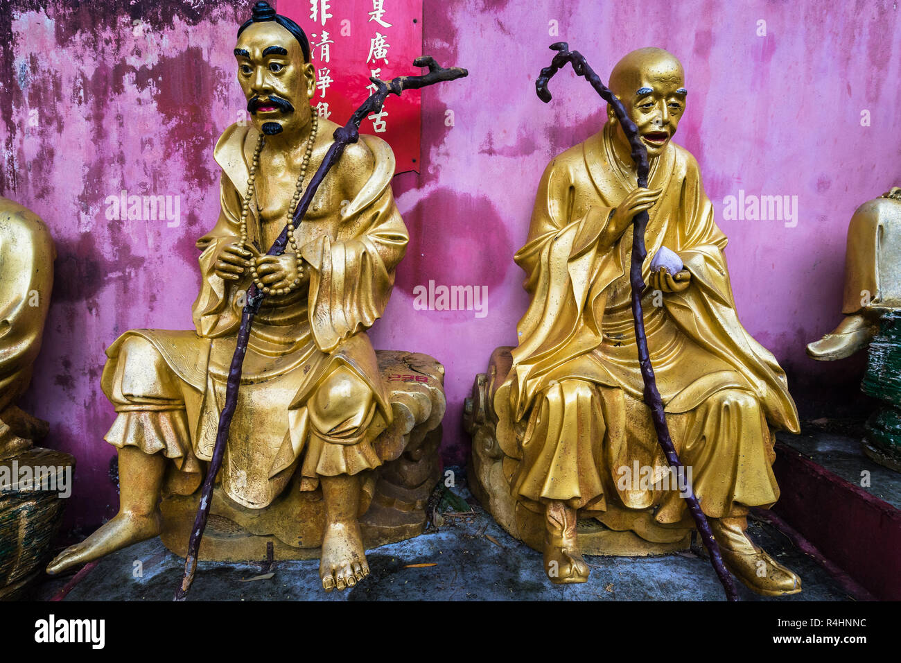 Or deux Bouddhas peints sur la voie à dix mille bouddhas Monastery, Hong Kong, Sha Tin, Nouveaux Territoires Banque D'Images
