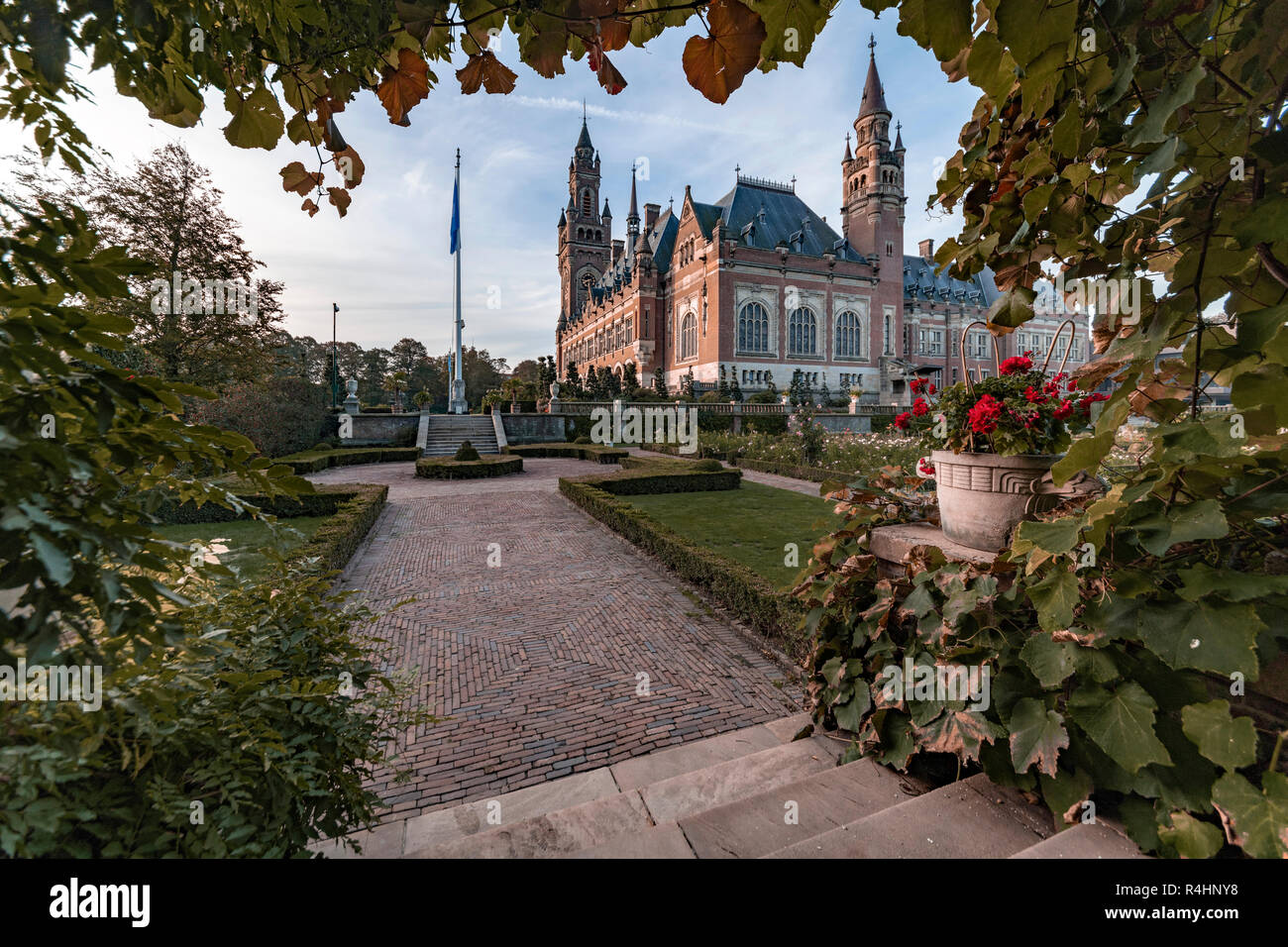 La Haye, 26 novembre 2018 - tôt le matin ensoleillé sur le jardin du palais de la paix, siège de la Cour internationale de Justice, organe judiciaire principal de Banque D'Images