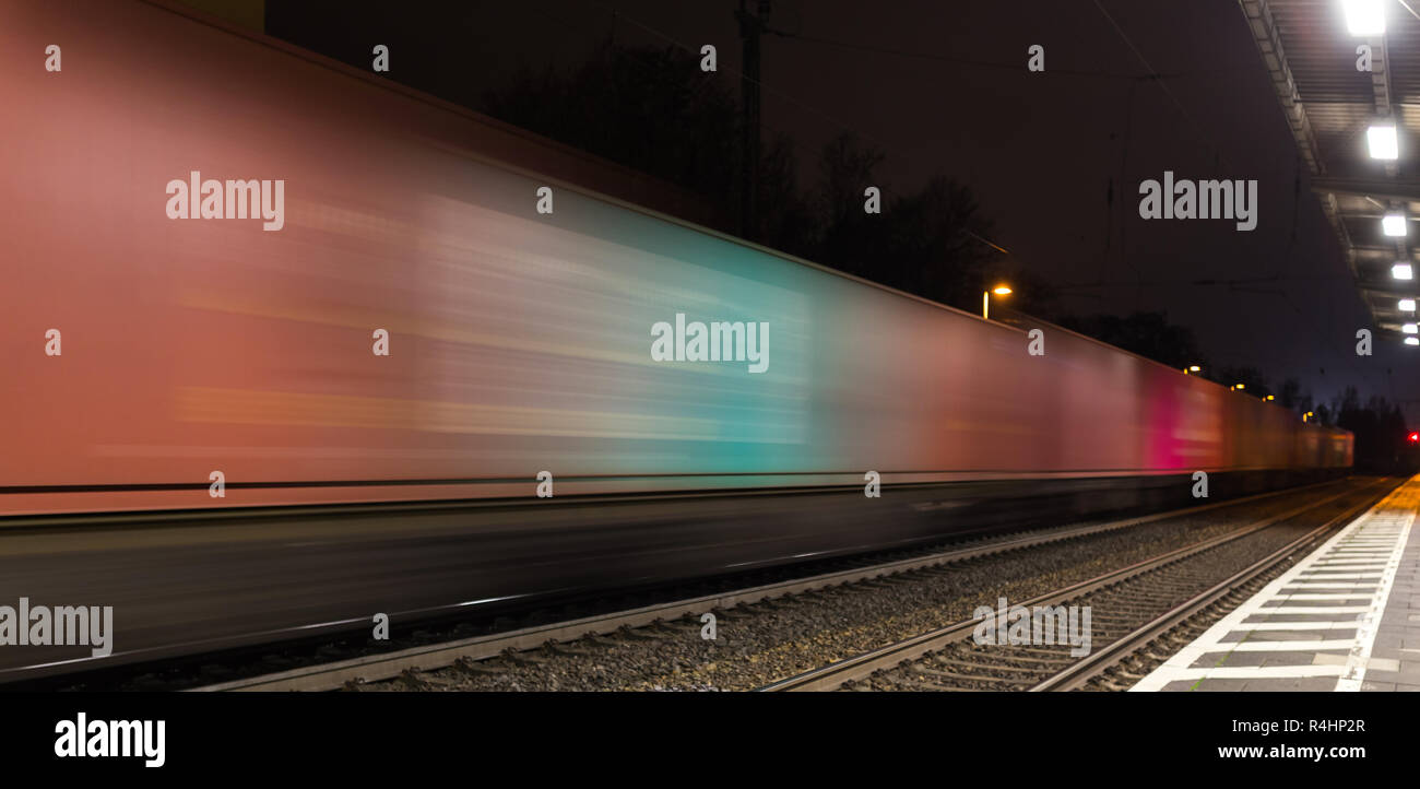 La vitesse des trains de conteneurs de nuit flou Banque D'Images