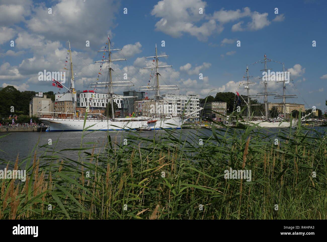 Navires à voile près de remblai sur un fond de ciel Banque D'Images