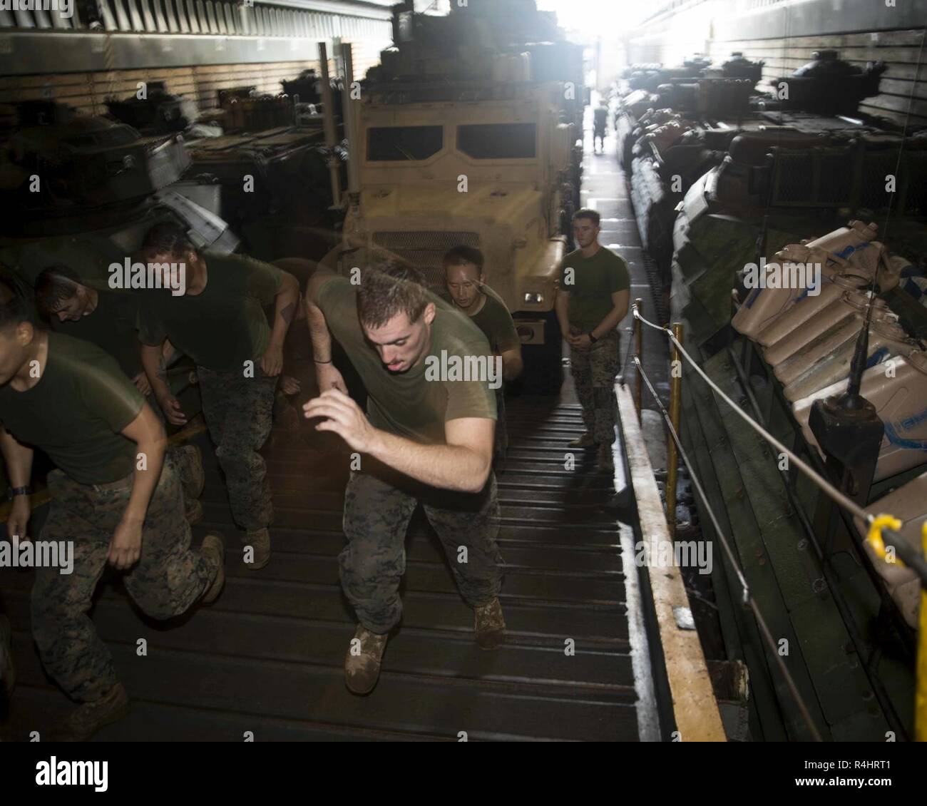 La mer d'OMAN - U.S. Marine Cpl. Diego Carroll, ingénieur de combat avec la compagnie Kilo, bataillon de l'équipe d'atterrissage 3/1, 13e Marine Expeditionary Unit (MEU), sprints sur une rampe au cours d'un événement d'entraînement physique à bord de la classe Whidbey Island landing ship dock USS Rushmore (LSD 47), le 24 septembre, 2018. Le groupe amphibie d'Essex et 13e MEU sont déployés dans le domaine de la 5e flotte américaine des opérations à l'appui des opérations navales pour assurer la stabilité et la sécurité maritime dans la région Centrale, reliant la Méditerranée et le Pacifique à travers l'ouest de l'Océan indien et trois points d'étranglement stratégiques. Banque D'Images