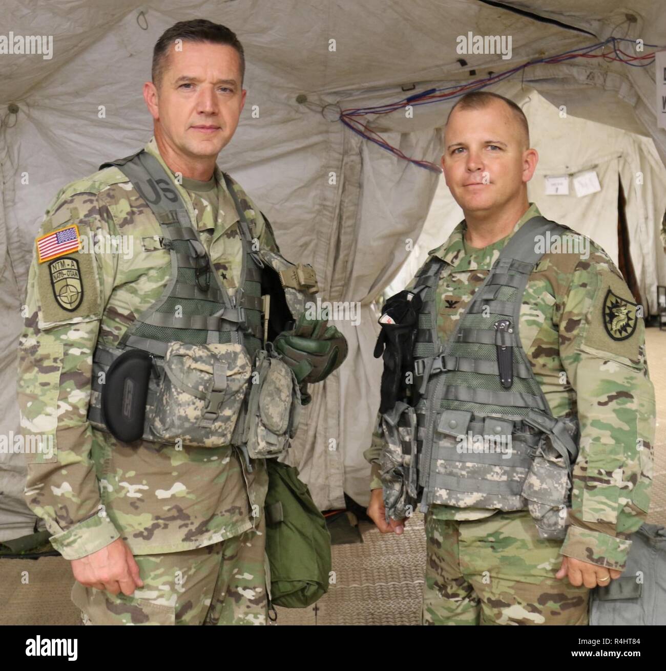 Le brigadier de l'armée américaine. Le général Steven T. King, gauche, commandant adjoint pour le soutien de la 38e Division d'infanterie, la Garde nationale de l'Indiana, visites Le Colonel Jason E. Briggs, commandant de la 224e brigade de maintien en puissance, en Californie, la Garde nationale de l'armée au Camp Atterbury, Indiana, le 2 octobre 2018. La 38e et 224e SB sont arrivés au Camp Atterbury en septembre 2018 pour participer à Warfighter 19-1. Banque D'Images