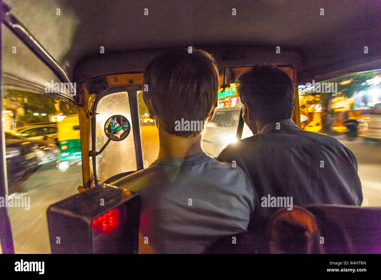 La conduite avec un garçon un tuktuk par nuit en Inde Banque D'Images