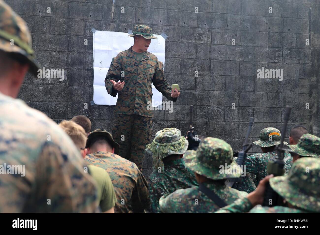 Le sergent du Corps des Marines des États-Unis. Andrew Lowery avec Echo, 2e Bataillon, 5e compagnie de marines, explique l'importance de maintenir la vigilance tout en effectuant des patrouilles en territoire urbain à celui des États-Unis et de Marines pendant 2 KAMANDAG philippine à la Naval Education Training Command, Philippines, le 3 octobre 2018. KAMANDAG 2 aide à maintenir un haut niveau de disponibilité, réactivité, et améliore l'ensemble des relations et des capacités militaires. Banque D'Images