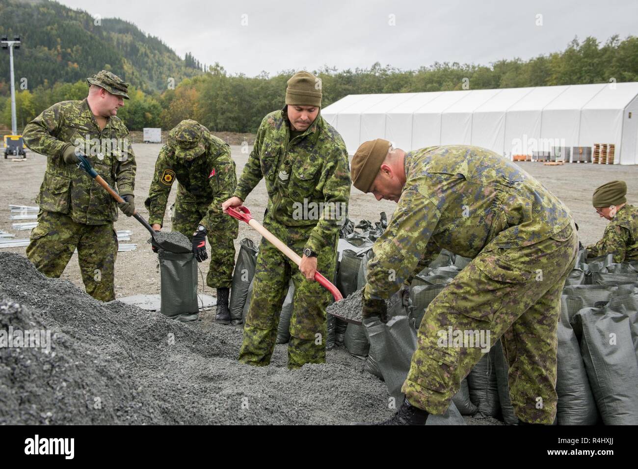 Membres des Forces armées canadiennes crée des sacs au cours de l'exercice Trident stade 18, le 29 septembre 2018, à Orkanger, la Norvège. Banque D'Images