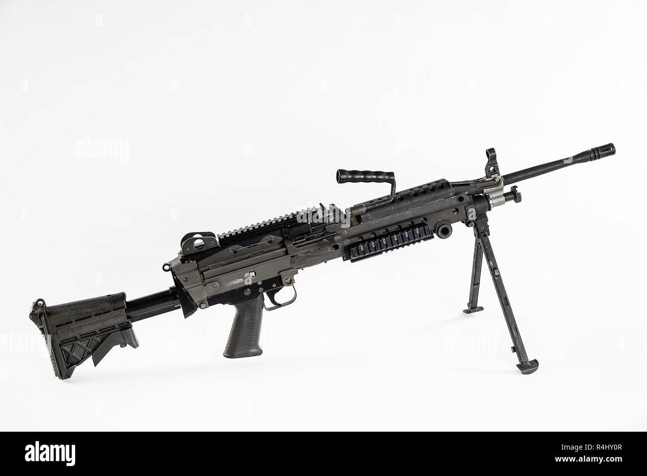 Le M249 light machine gun, auparavant désigné le M249 Squad arme automatique (VU) et officiellement écrit comme Mitrailleuse légère, 5,56 mm, M249, est l'adaptation américaine de la Minimi FN belge, une mitrailleuse légère fabriqués par l'entreprise belge FN Herstal (FN). L'arme a été introduit en 1984 après avoir été jugé le plus efficace des armes un certain nombre de candidats pour combler le manque de puissance de feu automatique en petites unités. Le M249 fournit des escouades d'infanterie avec le taux élevé de feu d'une mitrailleuse combiné avec exactitude et la portabilité qui se rapproche de celui d'un fusil. Le M249 est le gaz o Banque D'Images