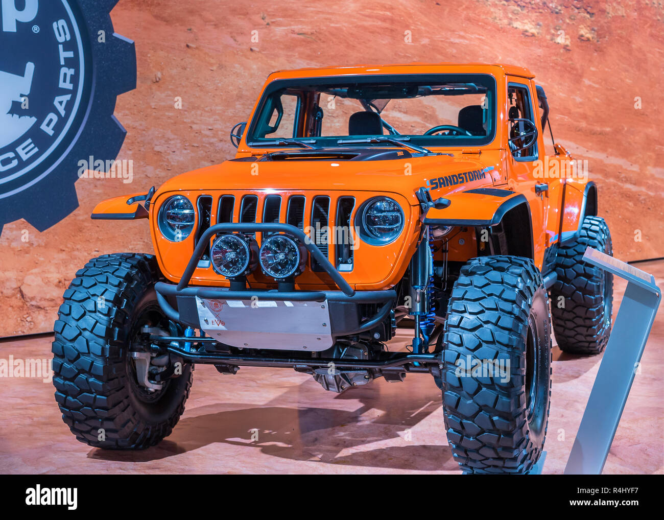 LAS VEGAS, NV/USA - 2 NOVEMBRE 2018 : Un concept MOPAR Jeep Wrangler Sandstorm véhicule à la Specialty Equipment Market Association (SEMA) Show. Banque D'Images