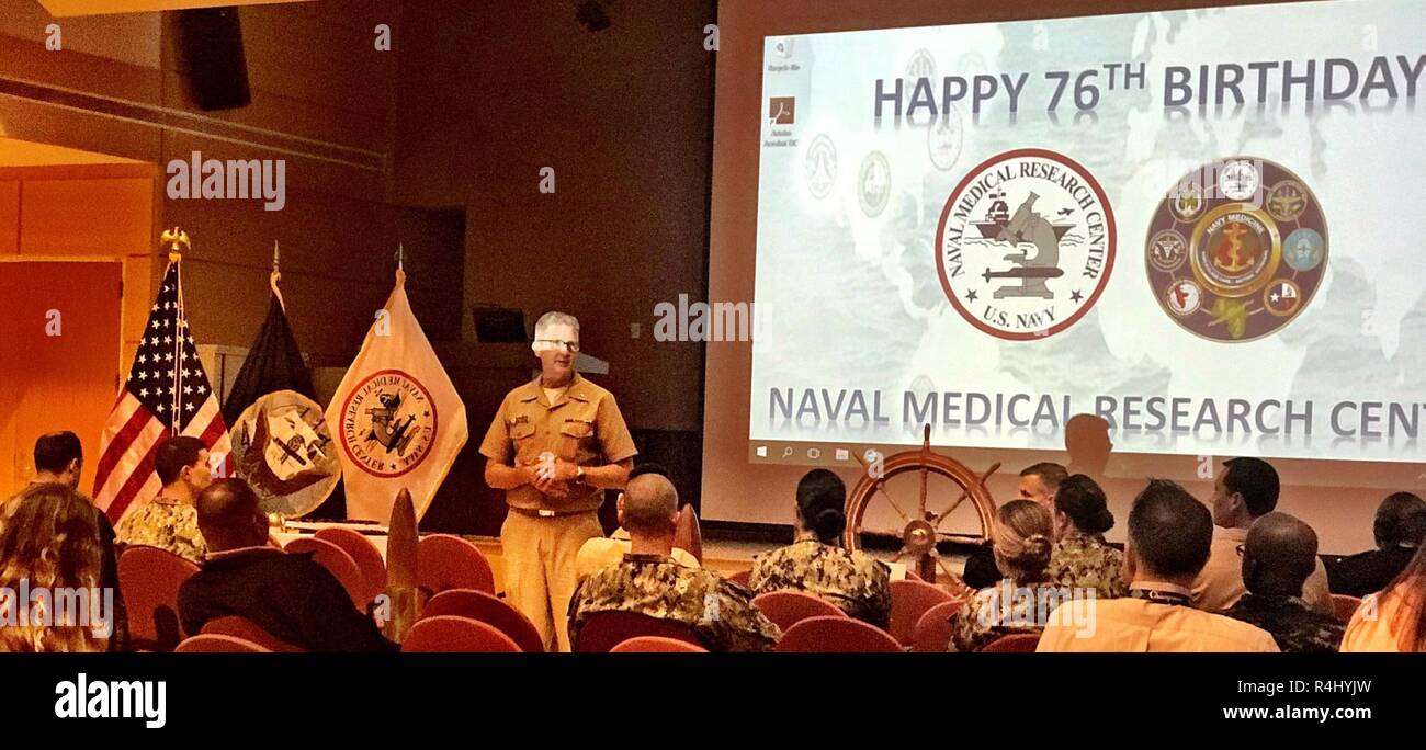 Le Capitaine Adam, Commandant Armstrong, Naval Medical Research Centre (NMRC), parle au personnel au cours de la 76e célébration anniversaire NMRC. Banque D'Images