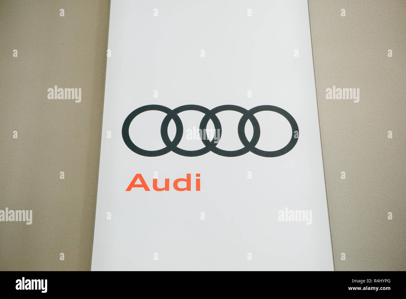Berlin, le 29 août 2018 : le signe ou la bannière d'Audi sur le mur de l'exposition - forum groupes Volkswagen à Berlin. Banque D'Images