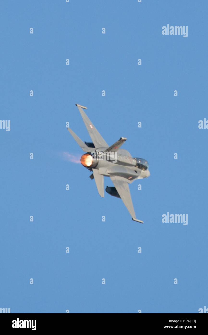 Un bain turc F-16 décollant de la Base Aérienne de Bodø au cours de l'exercice Trident stade 18. Banque D'Images