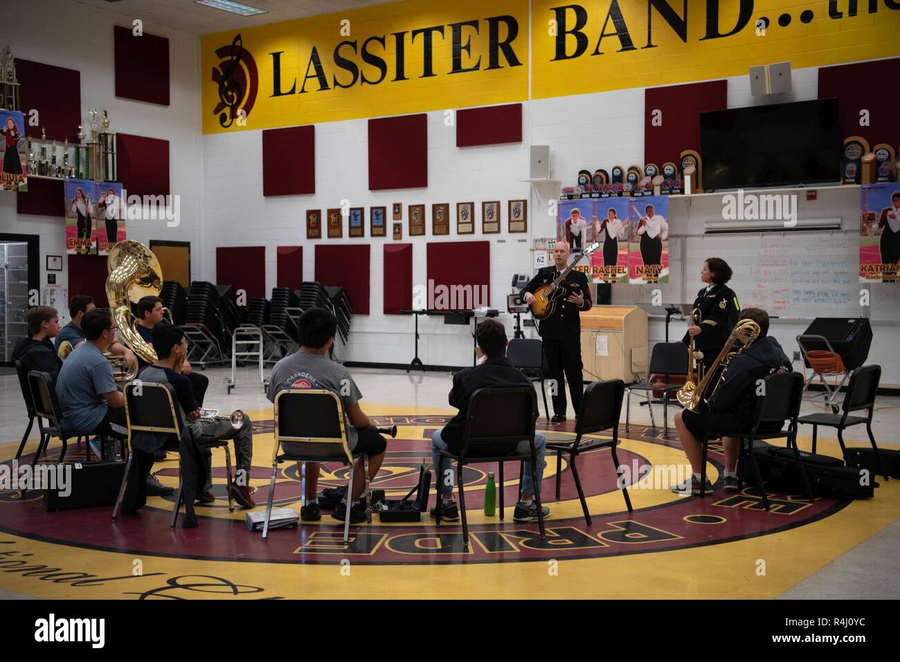 MARIETTA, ga (oct. 27, 2018) chef des chantres Jennifer Krupa et musicien 1re classe Shawn Purcell donner une clinique sur l'improvisation jazz pour les étudiants dans la Lassiter High School band programme. La U.S. Navy Band Commodores Marching Band est sur une tournée de 22 jours dans le sud-est des États-Unis, connecter les communautés à la Marine et à la sensibilisation et soutien à la Marine. Banque D'Images