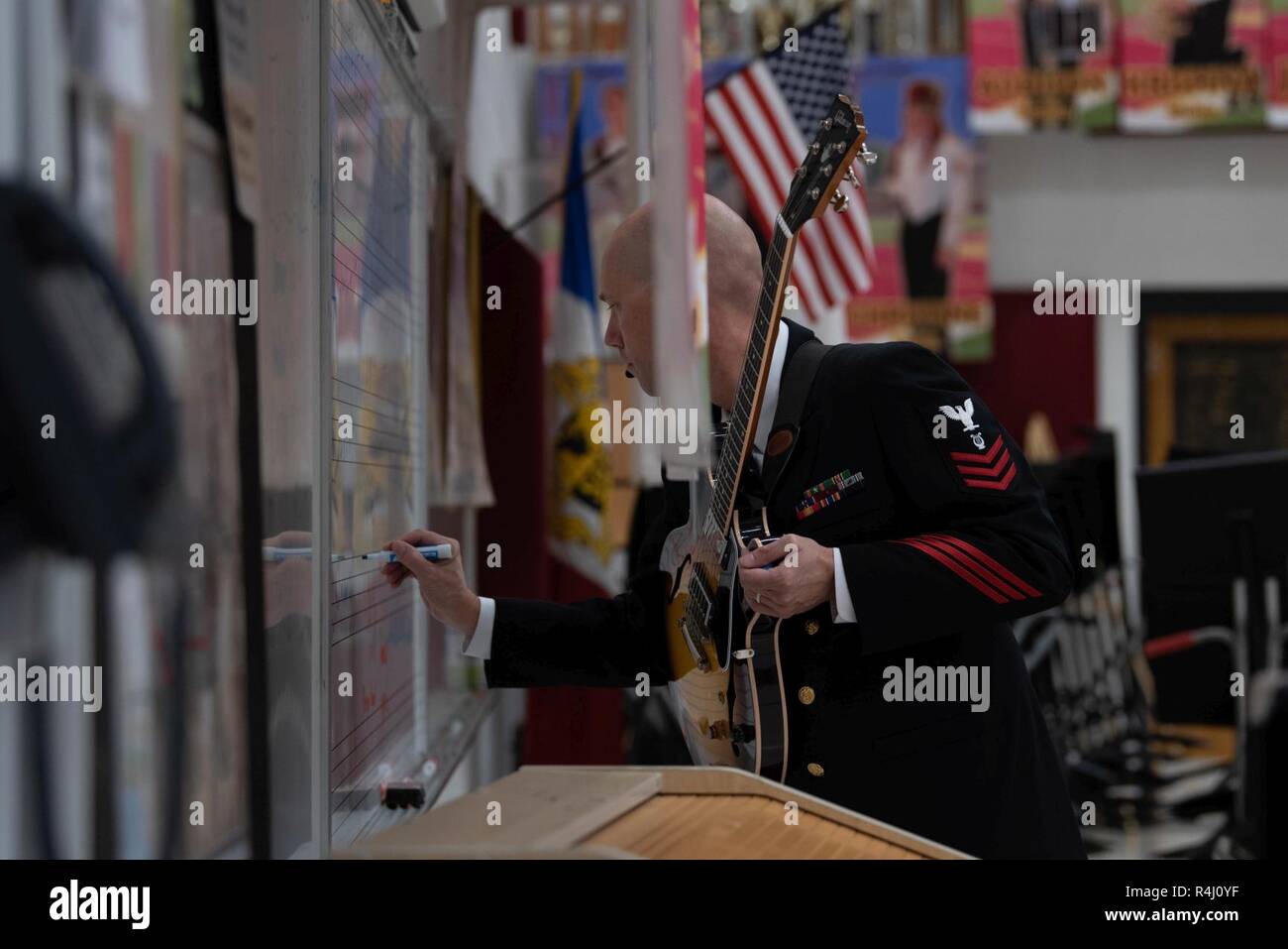 MARIETTA, ga (oct. 27, 2018) Musicien 1re classe Shawn Purcell écrit le Blues lors d'une échelle clinique de l'éducation sur l'improvisation jazz pour les étudiants à Lassiter High School. La U.S. Navy Band Commodores harmonie sont sur un tour de 22 jours dans le sud-est des États-Unis, connecter les communautés à la Marine et à la sensibilisation et soutien à la Marine. Banque D'Images