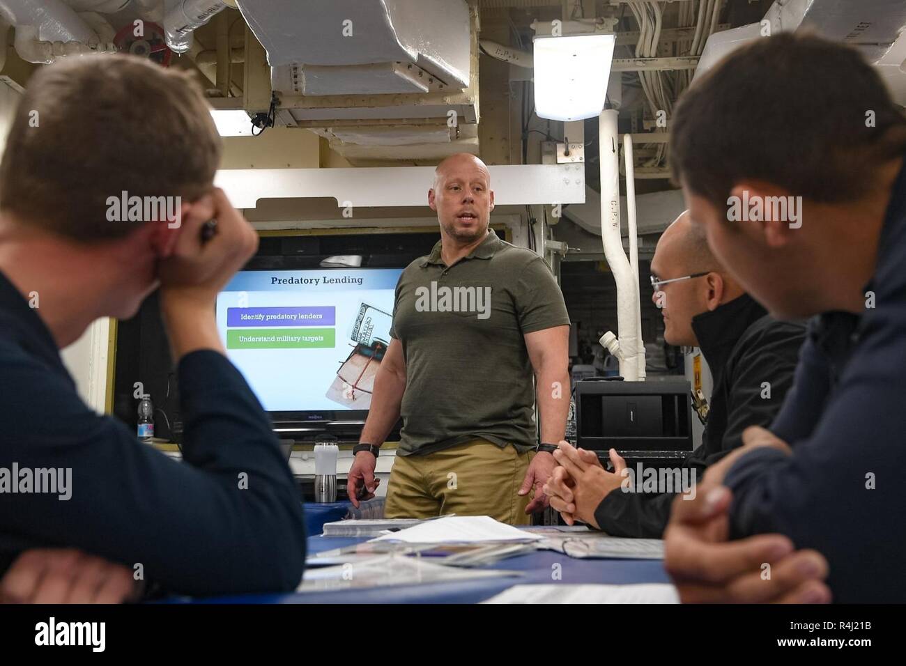 Océan Atlantique (oct. 26, 2018) Richard Haninger, un spécialiste de déploiement et la flotte Family Support Center Norfolk, parle à les marins à bord de la classe Arleigh Burke destroyer lance-missiles USS Winston S. Churchill (DDG 81), le 26 octobre 2018. Winston S. Churchill, homeported à Naval Station Norfolk, mène des opérations navales dans la sixième flotte américaine zone d'opérations à l'appui de la sécurité nationale des États-Unis en Europe et en Afrique. Banque D'Images