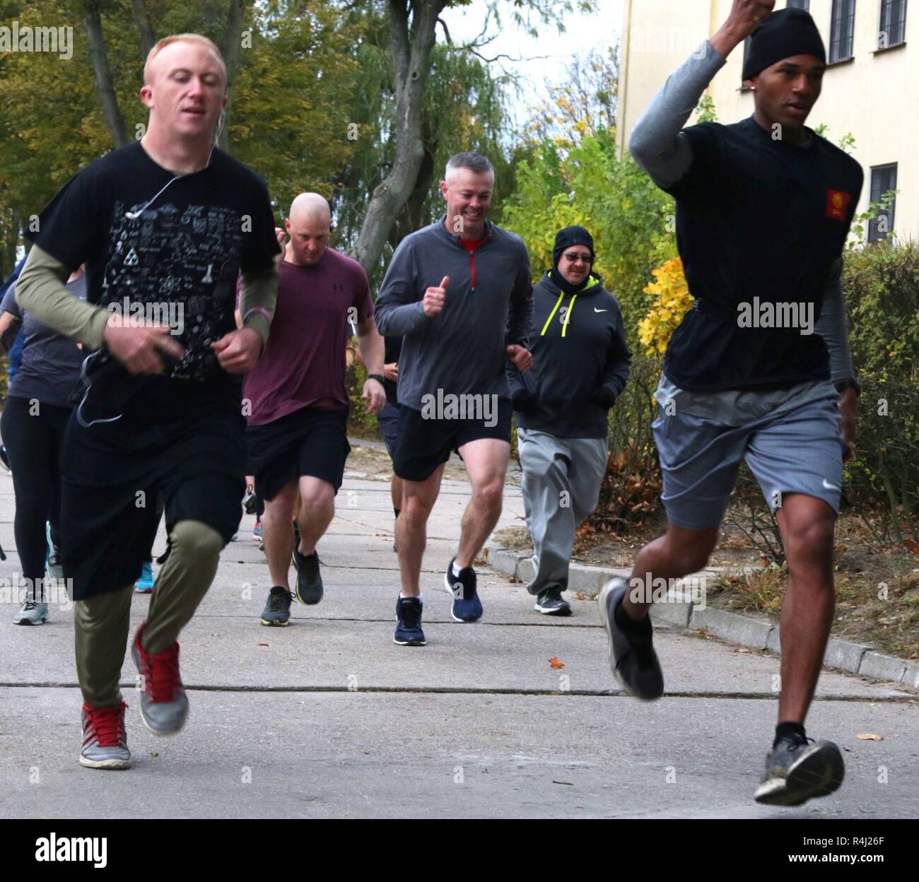 Avec les soldats le 191e Bataillon de soutien au maintien en puissance de combat, 96e Brigade de maintien en puissance, une unité de la Garde nationale basée à Salt Lake City, Utah, prendre part à une fête des morts 5K virtuel à Powidz, Pologne, le 28 octobre 2018. Un Virtual 5K est un terme conçu pour les participants pour terminer sur leur temps libre et à l'emplacement souhaité. Cela signifie que les participants sont en mesure d'achever la 5K à un moment donné, qu'ils choisissent de fonctionner seul ou en groupe. La course commémore la maison de vacances mexicaines dans lequel les familles se souvenir et d'honorer leurs défunts proches. La 191ème SCBS est actuellement de Banque D'Images