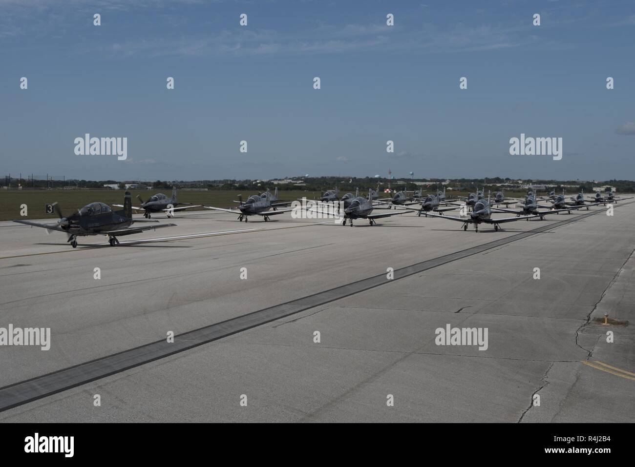 T-6 Texan II de la 559th Escadron d'entraînement au vol et de la 39e FTS a participé à une "marche de l'éléphant" 26 octobre 2018, à Joint Base San Antonio-Randolph, Texas. Un éléphant à pied est plus communément connue comme une "démonstration de force", mais les escadrons ici mené de un à entrer en contact avec leur patrimoine. L'exercice a été appelé un "Trot chèvre/serpent glisser" comme le 559th sont les combats boucs et le 39e sont les Cobras. Banque D'Images