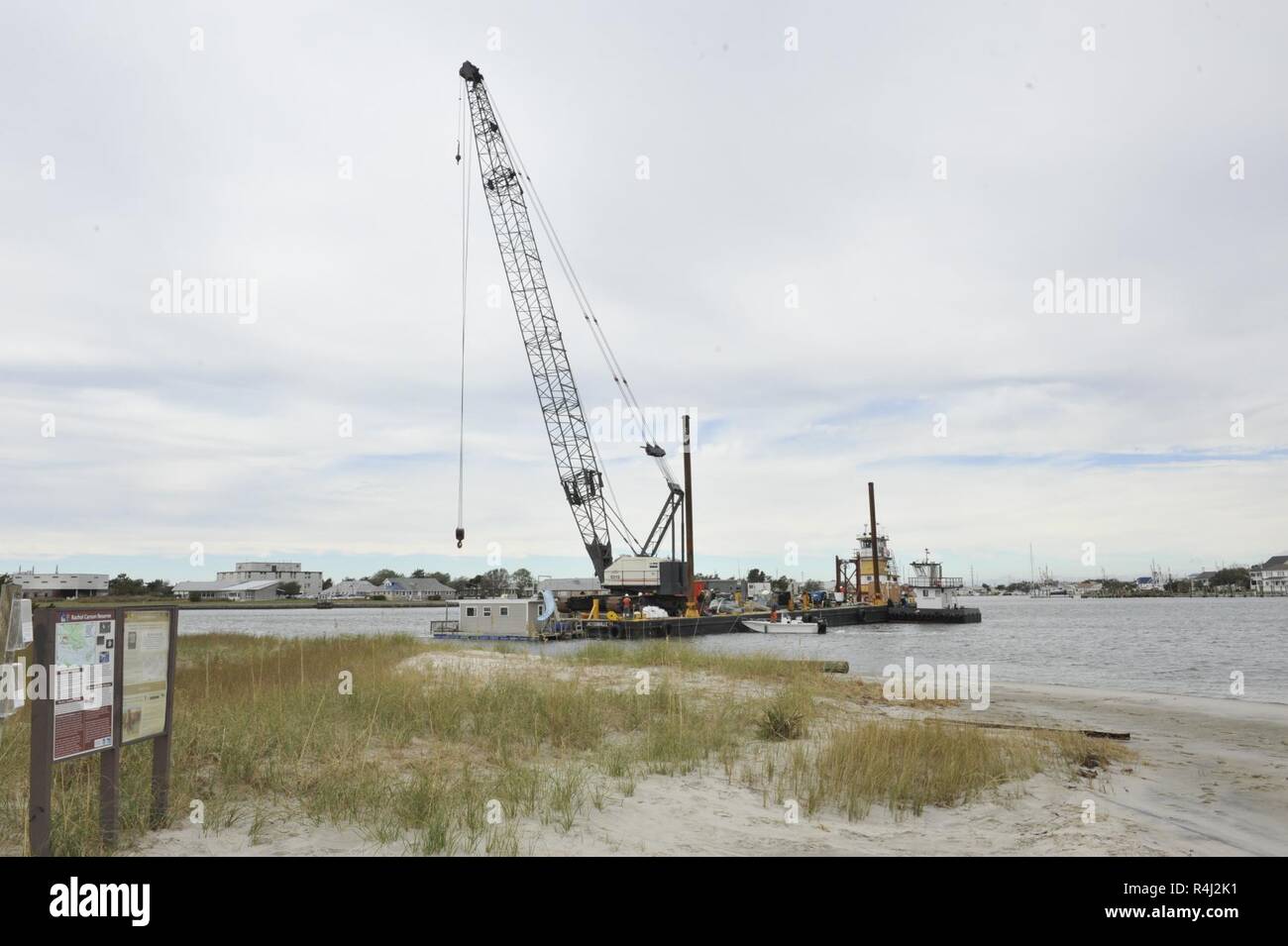 Une péniche qui a été déplacée sur la réserve de Rachel Carson est retourné à l'eau peu profonde d'un retrait dans l'avenir, Taylor's Creek, Carteret Comté, N.C., Samedi, Octobre 27, 2018. Le FSE-10 Commandement unifié, composé de la Garde côtière des États-Unis, Caroline du Nord Ressources de la faune et de la Commission, et de Caroline du Nord Ministère de la qualité de l'environnement, a collaboré avec l'entrepreneur de récupération résoudre Marine Group et plusieurs organismes aidant à atténuer la pollution causée par les navires coulés ou déplacés dans des zones environnementales après l'ouragan Florence. Banque D'Images