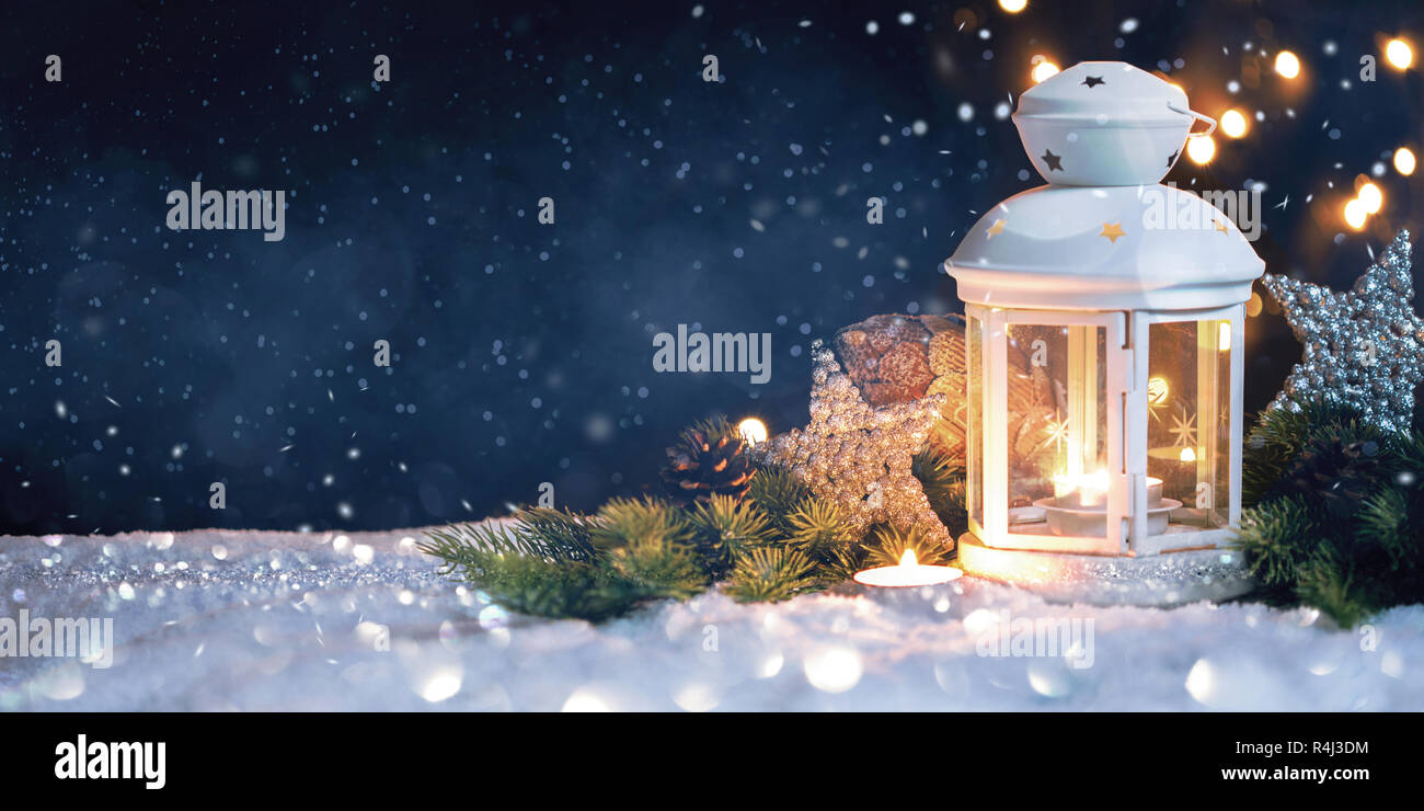 Noël lanterne sur la neige avec des décorations. Carte de nouvelle année Banque D'Images
