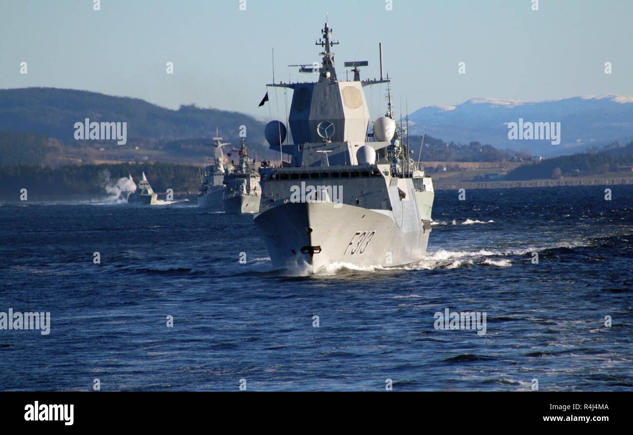 Les navires d'un groupe maritime permanent de l'OTAN (SNMG1) et deux (SNMG2) ainsi qu'un navire de l'OTAN, la Suède partenaire en formation voile lors d'une démonstration des capacités de l'OTAN le 29 octobre 2018 dans le fjord de Trondheim en Norvège, dans le cadre de l'OTAN l'exercice Trident Stade. La frégate norvégienne HNoMS Helge Ingstad (avant) conduit la frégate turque Oruçreis, frégate TCG Belge BNS Louise Marie et d'une corvette de classe Visby suédois. Banque D'Images