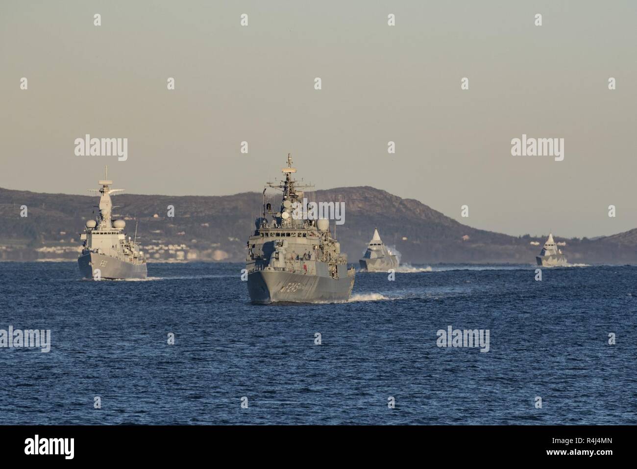 La frégate belge LOUISE-MARIE, navire de guerre ORUCEIS turc, et Sa Majesté suédoise et KARLSTAD NYKOPING Navires naviguer à travers le fjord de Trondheim au lever du soleil au cours de l'Exercice TRIDENT STADE Le 29 octobre 2018. Banque D'Images