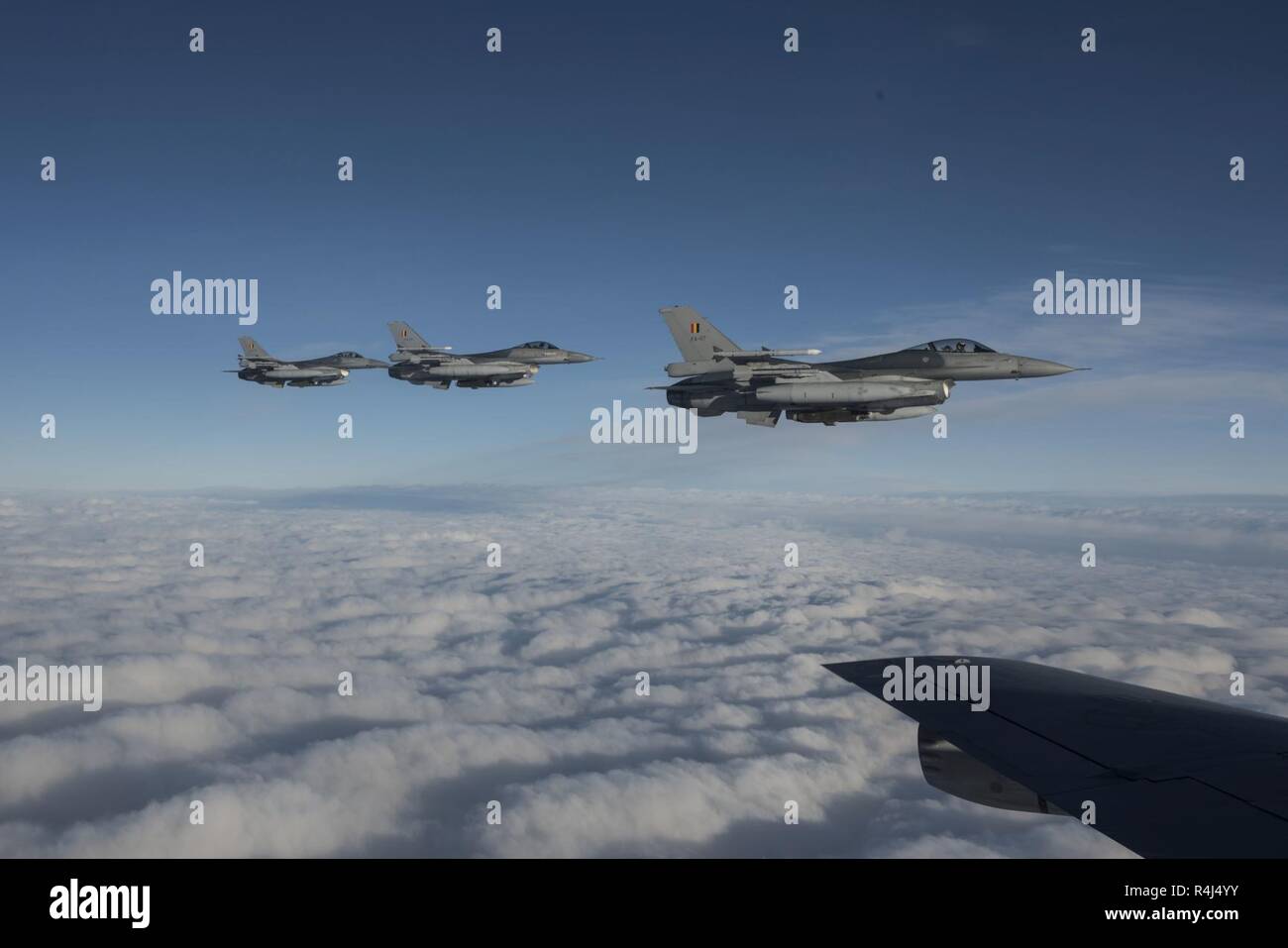 Trois F-16 Fighting Falcon belge voler aux côtés de l'US Air Force un Stratotanker KC-135 au cours de l'exercice Trident stade 18, dans l'espace aérien suédois, le 30 octobre 2018. L'exercice de l'OTAN comprend 31 pays et offre des occasions uniques de s'entraîner avec l'OTAN et de pays partenaires. Banque D'Images