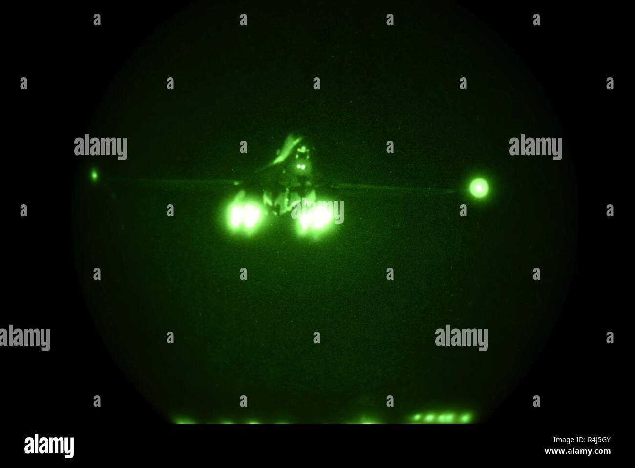 Un B-1B Lancer efface la piste à Ellsworth Air Force Base, S.D., 29 octobre, 2018. B-1s de la 34e Bomb Squadron s'est envolé pour la Norvège à participer à l'exercice Trident stade 2018. Par leur participation à l'exercice de l'OTAN, les équipages de bombardiers sont en mesure de démontrer leur capacité à accomplir la mission à tout moment, n'importe où. Banque D'Images