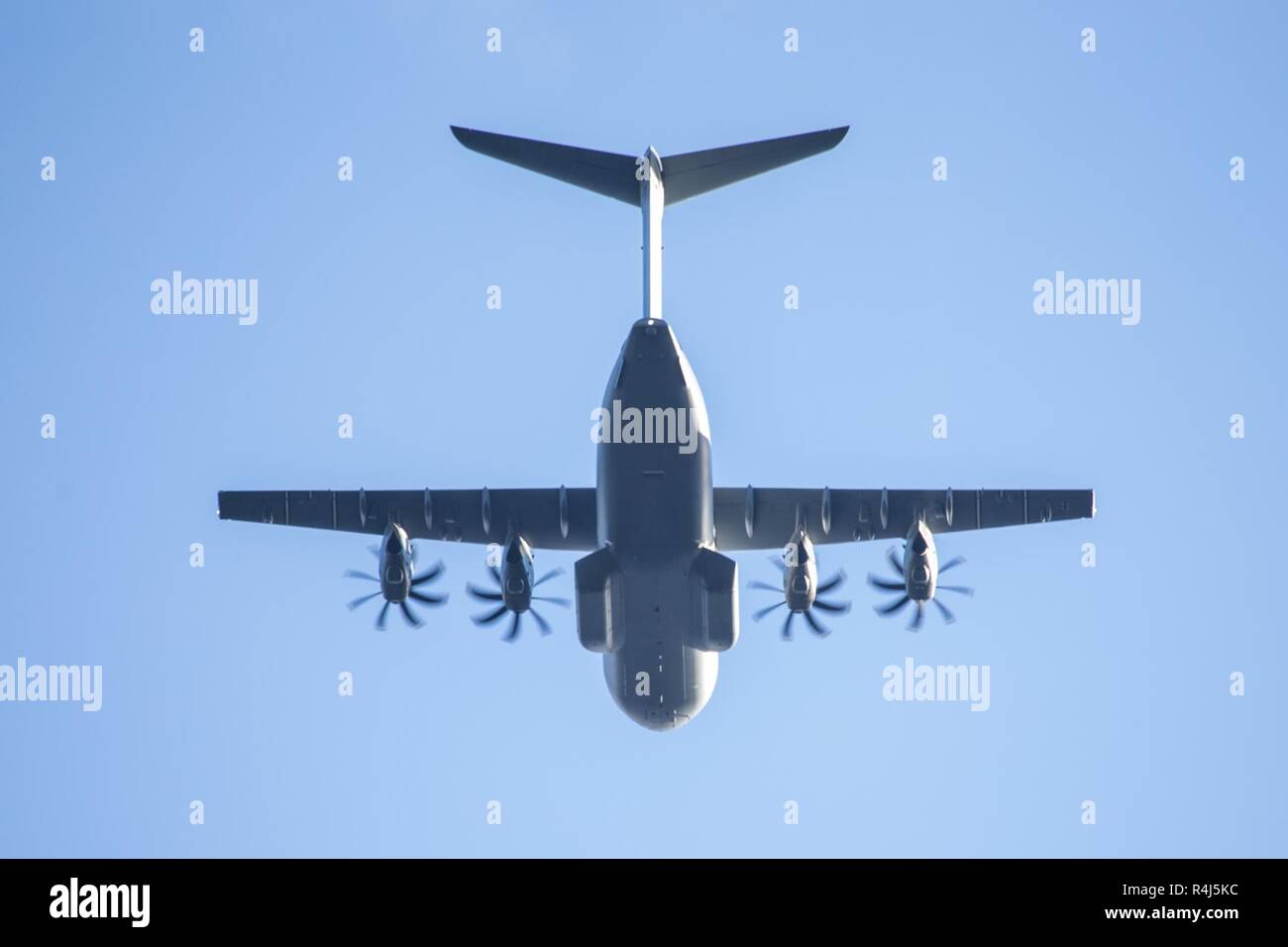 Un A400M vole dans l'ouverture de jour DV de Trondheim, en Norvège, au cours de l'exercice Trident stade 18. Avec environ 50 000 membres du personnel participant à l'exercice Trident Stade 2018, c'est l'un des plus grands exercices de l'OTAN au cours des dernières années. Autour de 250 appareils, 65 navires et plus de 10 000 véhicules sont impliqués dans l'exercice en Norvège. Banque D'Images