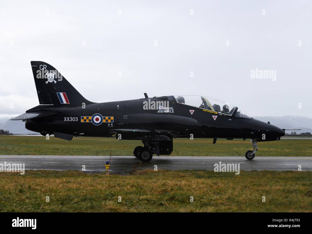 Un Royaume-uni Royal Air Force Hawk T1 avion décolle d'Orland Air Station, la Norvège au cours de l'exercice Trident stade 18 le 31 octobre, 2018. Stade Trident est une multinationale de l'OTAN qui améliore les relations professionnelles et améliore la coordination avec les pays alliés et partenaires des Nations unies. Cet exercice est le plus grand exercice de l'OTAN depuis 2002, réunissant plus de 50 000 militaires de 31 l'OTAN et les pays partenaires. Banque D'Images