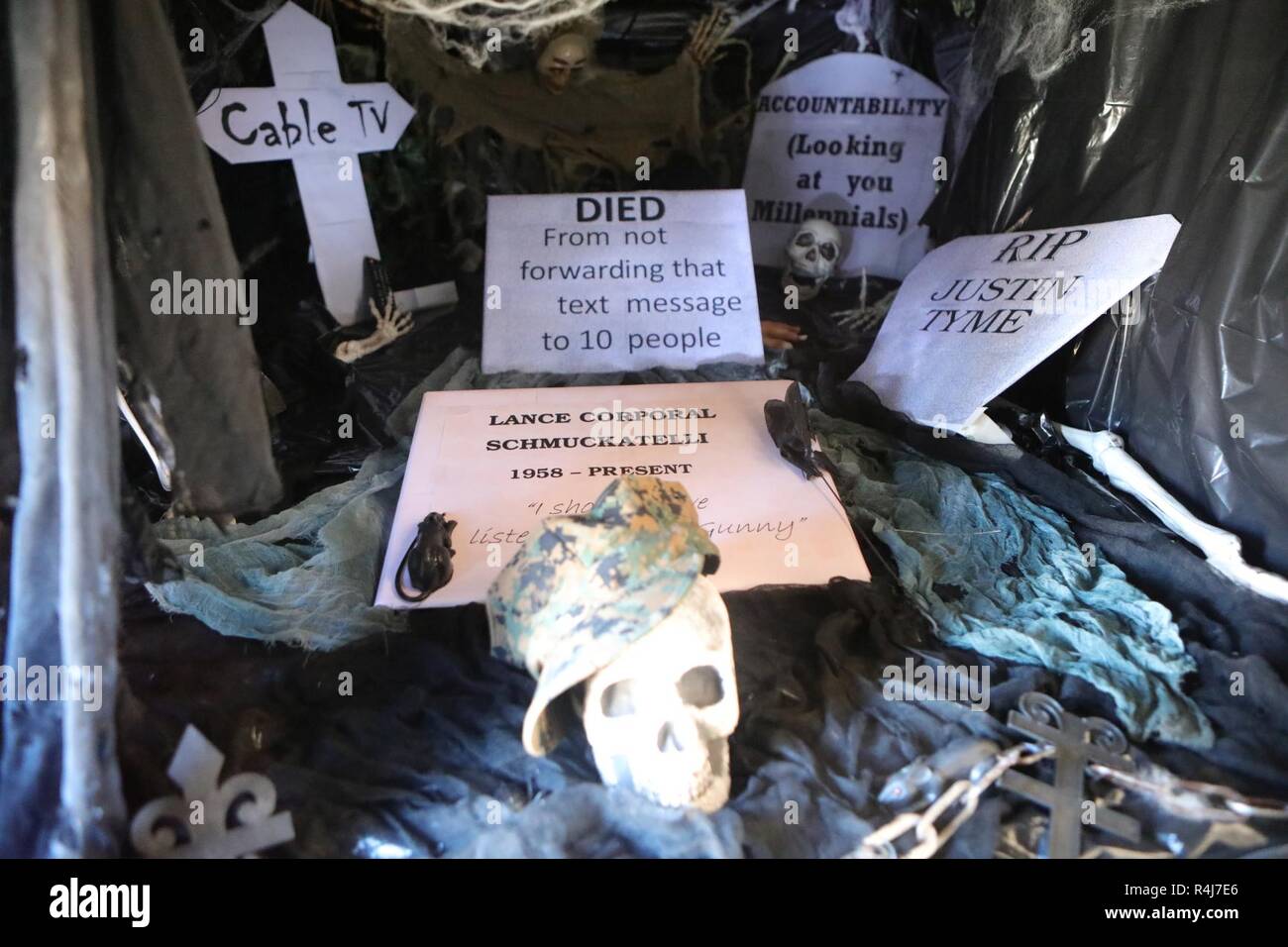 Une ligne de véhicule s'affiche au cours de l'Assemblée Marine Corps Combat Service Support 'écoles coffre ou traiter l' au Camp Johnson, N.C., le 31 octobre 2018. Le 'Coffre ou traiter l' est un événement dans lequel les Marines avec MCCSSS décorer les troncs de leurs véhicules pour distribuer des bonbons à l'Halloween et d'autres marines, famille et amis. Banque D'Images