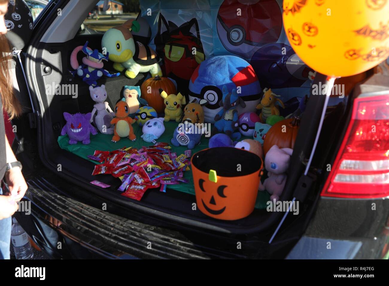 Une ligne de véhicule s'affiche au cours de l'Assemblée Marine Corps Combat Service Support 'écoles coffre ou traiter l' au Camp Johnson, N.C., le 31 octobre 2018. Le 'Coffre ou traiter l' est un événement dans lequel les Marines avec MCCSSS décorer les troncs de leurs véhicules pour distribuer des bonbons à l'Halloween et d'autres marines, famille et amis. Banque D'Images