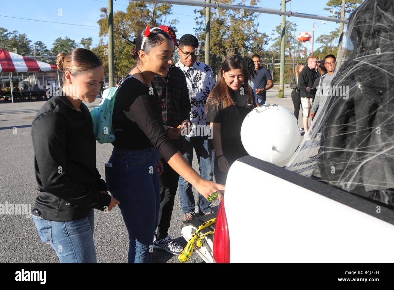 Les Marines américains avec Marine Corps Combat Service Support (écoles) MCCSSS MCCSSS annuelle 'Coffre ou traiter l' au Camp Johnson, N.C., le 31 octobre 2018. Le 'Coffre ou traiter l' est un événement dans lequel les Marines avec MCCSSS décorer les troncs de leurs véhicules pour distribuer des bonbons à l'Halloween et d'autres marines, famille et amis. Banque D'Images