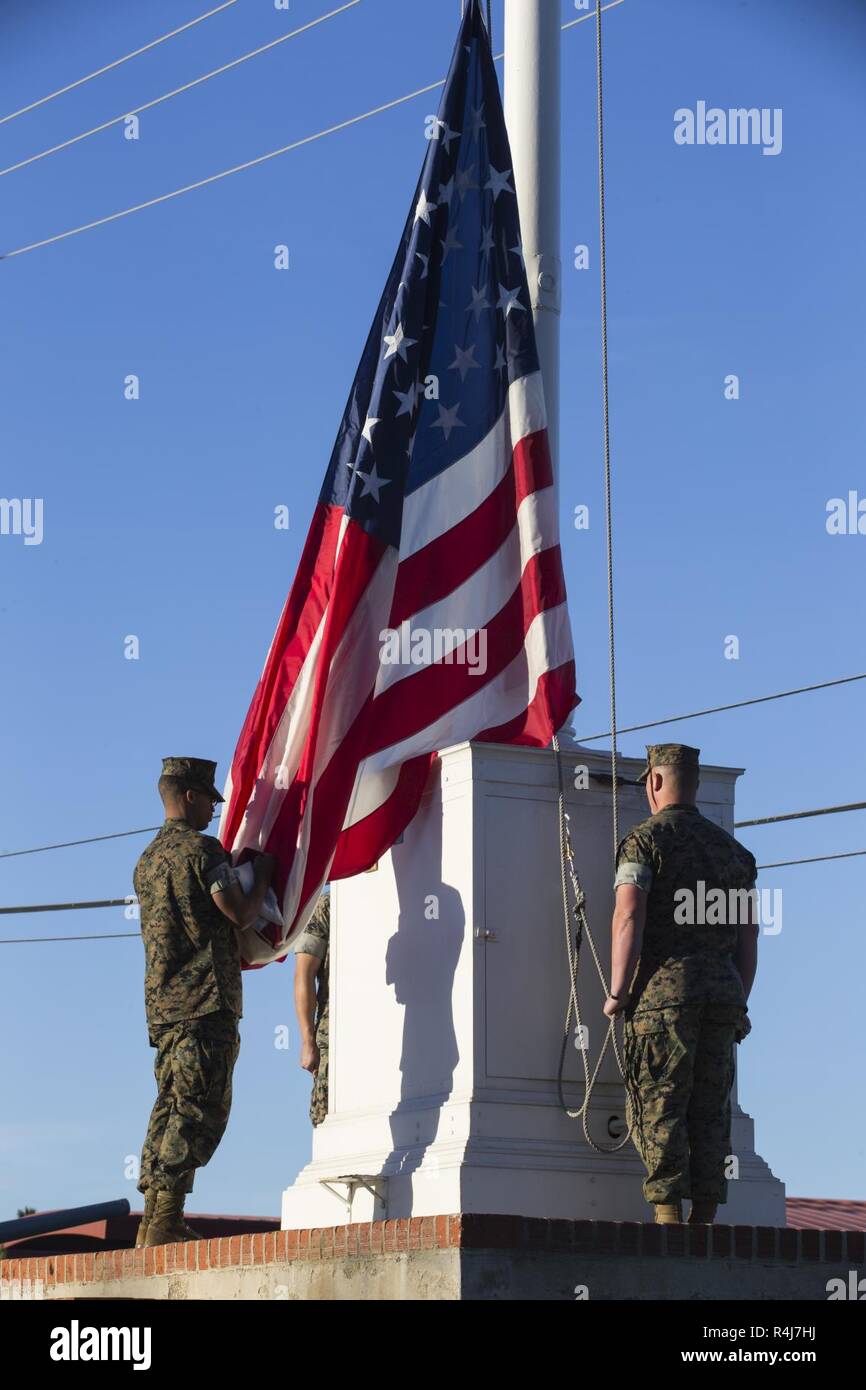 Corps des Marines américains, le général Robert F. Castellvi, général commandant la 1 Division de marines, (MARDIV), prix les Marines et les marins du 1er MARDIV lors d'une cérémonie des couleurs du matin au Marine Corps Base Camp Pendleton, en Californie, le 1 novembre 2018. Le but de la cérémonie est formellement des notre drapeau dans une cérémonie militaire et réfléchir sur les hommes et les femmes qui ont protégé notre nation et ses rives à partir de nos ennemis depuis 1776. Banque D'Images