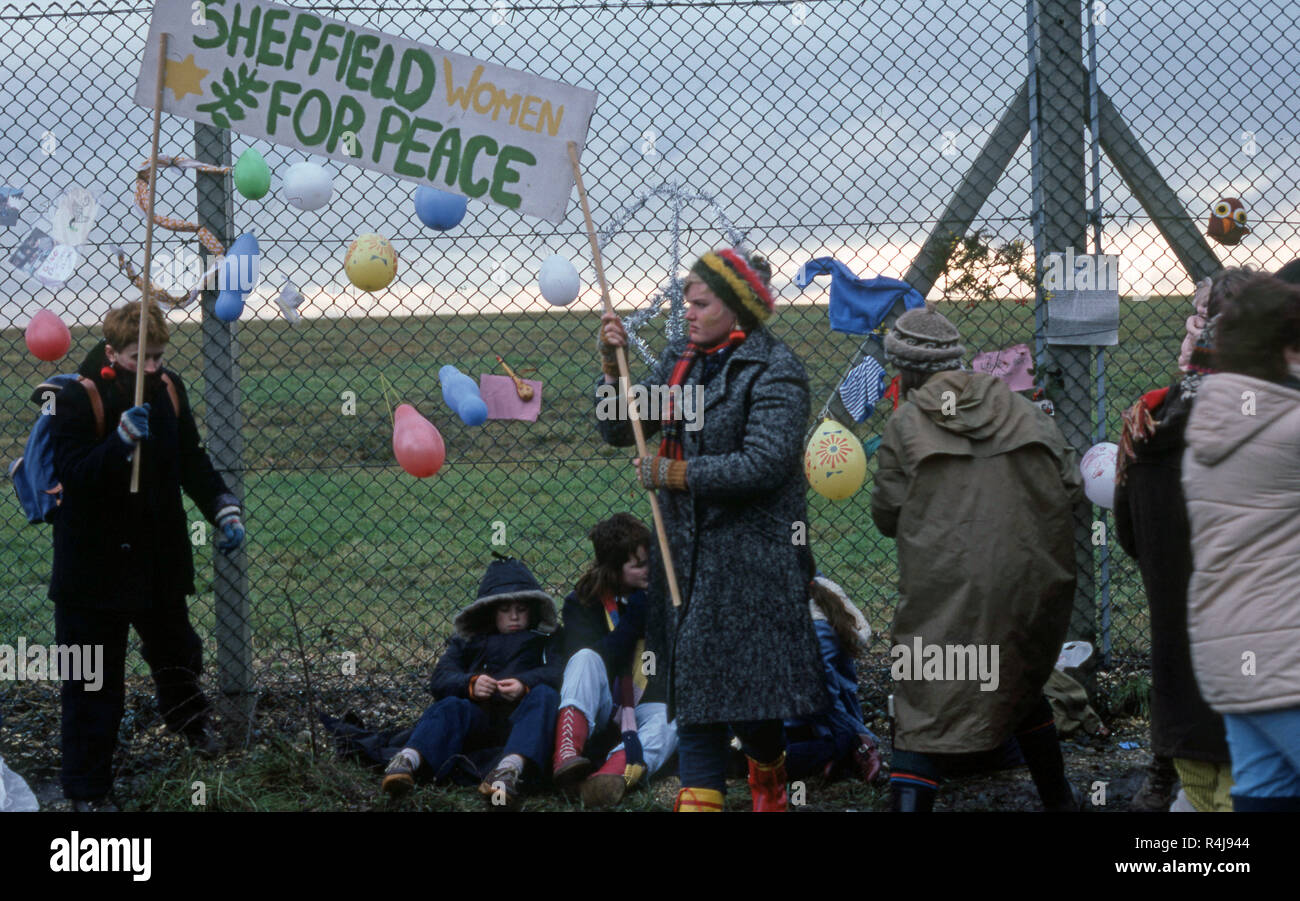 Les femmes à une protestation anti-nucléaire contre le remplacement de l'ancien des systèmes de missiles Trident à Greenham Common Banque D'Images