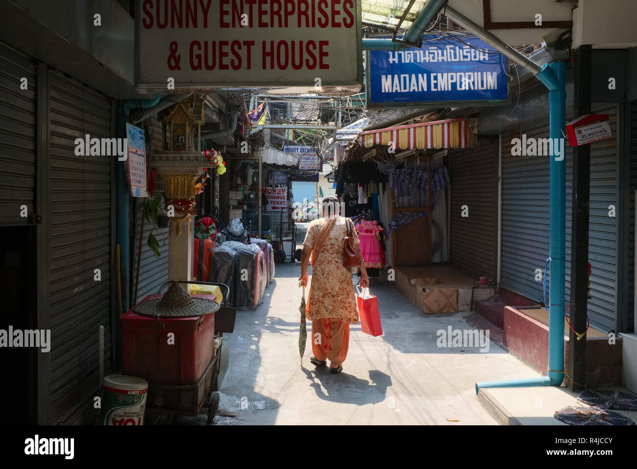 Une vieille femme sikh thaïlandais de naissance, en marche, une petite zone de Pahurat trimestre indiens à Bangkok, Thaïlande, avec boutiques et restaurants textiles indiens Banque D'Images