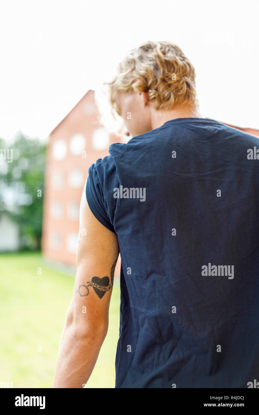 Vue arrière du jeune homme au tatouage sur le bras en Finspang, Suède Photo  Stock - Alamy
