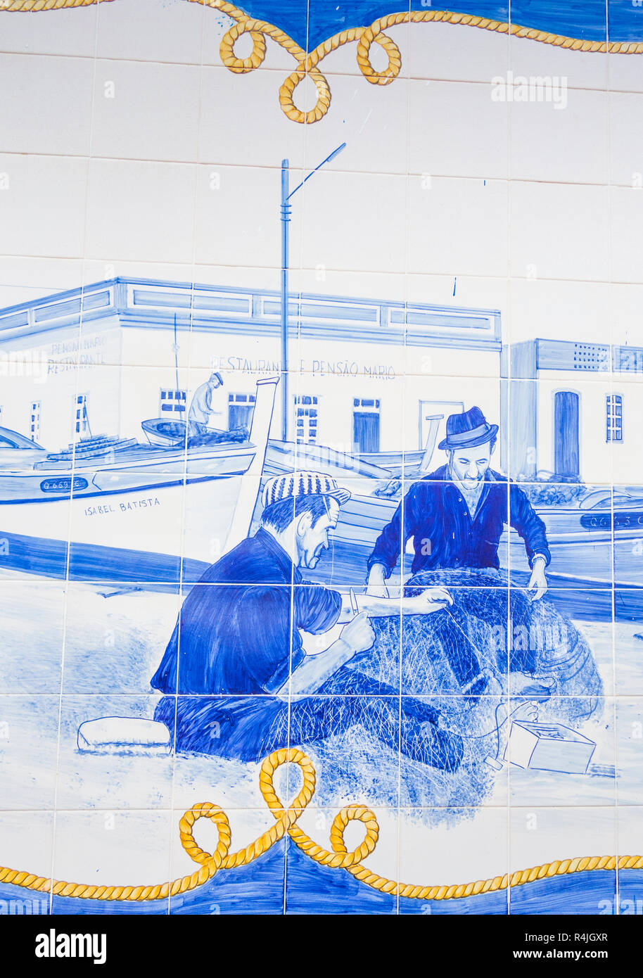 Peinture tuiles azulejo, filets de pêcheurs réparer Banque D'Images
