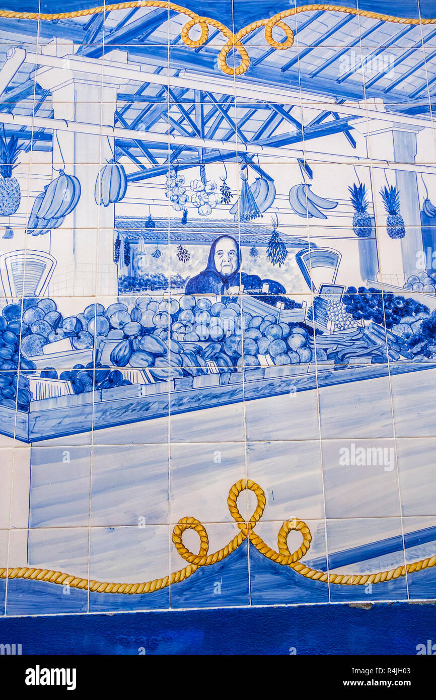 Peinture tuiles azulejo, fruits et légumes au décrochage, Marché Central Bus station, Quarteira, Algarve Banque D'Images