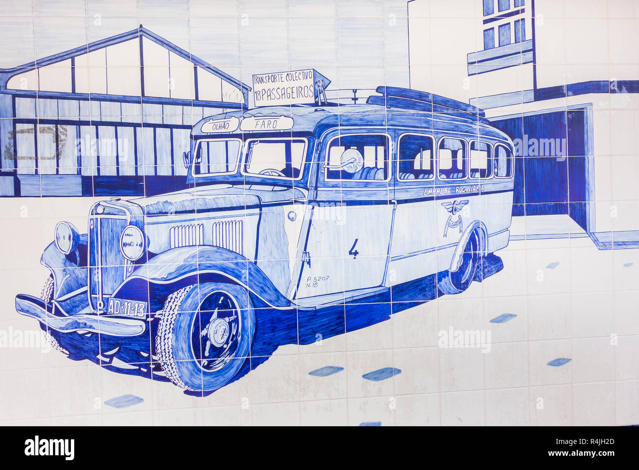 Peinture tuiles azulejo, bus d'époque d'Olhao-faro à l'extérieur de la ligne de bus terminal Banque D'Images