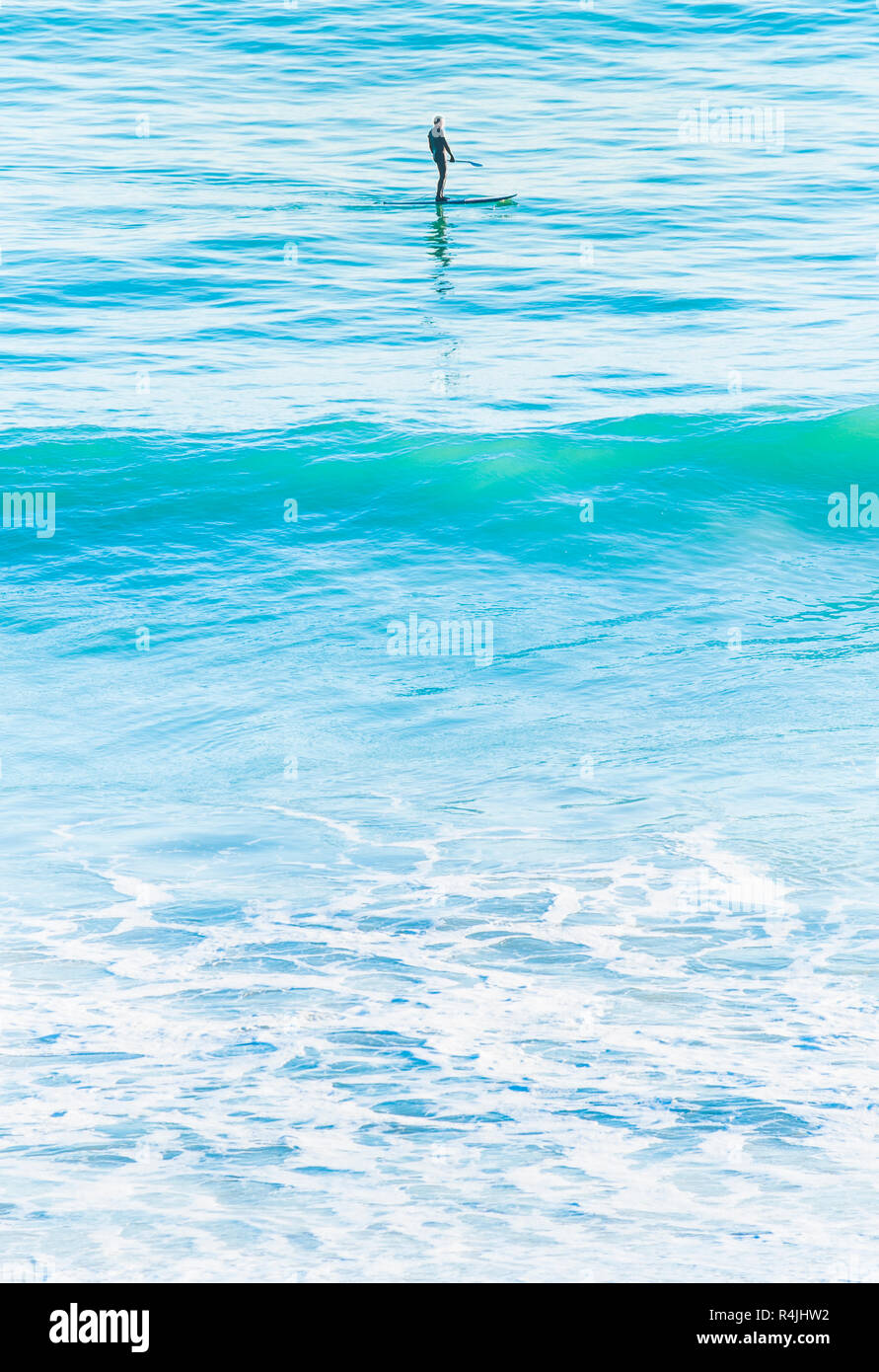 Paddleboarder standup au crépuscule Banque D'Images