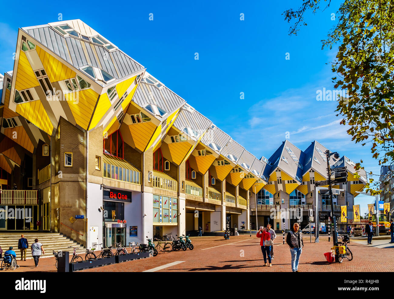 La merveille d'architecture d'un complexe de logements Cube près de la station Blaak dans le centre de la ville de Rotterdam aux Pays-Bas Banque D'Images