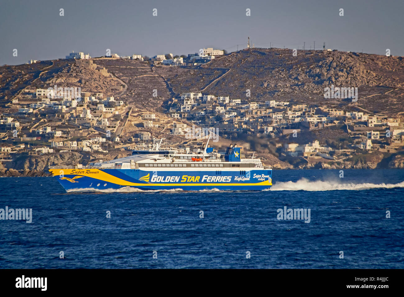 Golden Star Ferries ferry grande vitesse Super coureur à Mykonos Mykonos island sur dans le groupe des Cyclades dans la mer Égée Grèce Banque D'Images