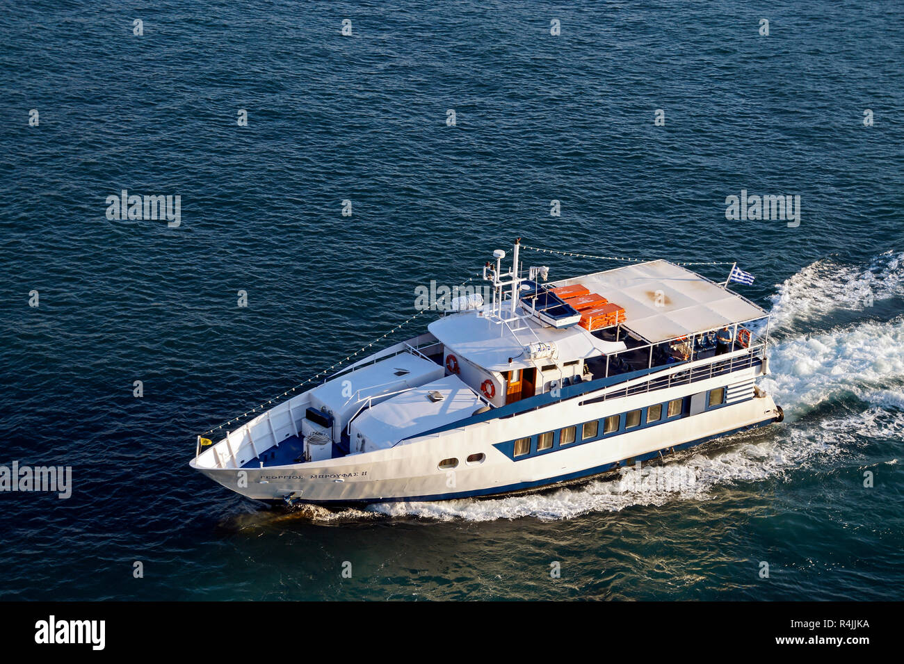 Broufas Mproufas Les navires de passagers Georgios II en dehors de port de Piraeus Athens Grèce Europe Banque D'Images
