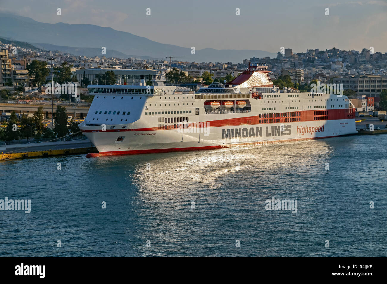 La Minoan Lines voiture à grande vitesse et de passagers Mykonos Palace amarrés dans le port de Piraeus Athens Grèce Europe Banque D'Images