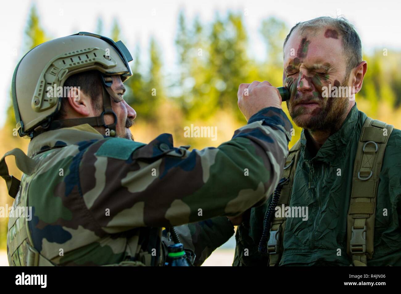 Membres du Groupe de commando de montagnes (Armée française) s'appliquent de la peinture de camouflage au Camp Fremo au cours de l'Exercice TRIDENT STADE EN Fremo, la Norvège, le 28 octobre 2018. Banque D'Images