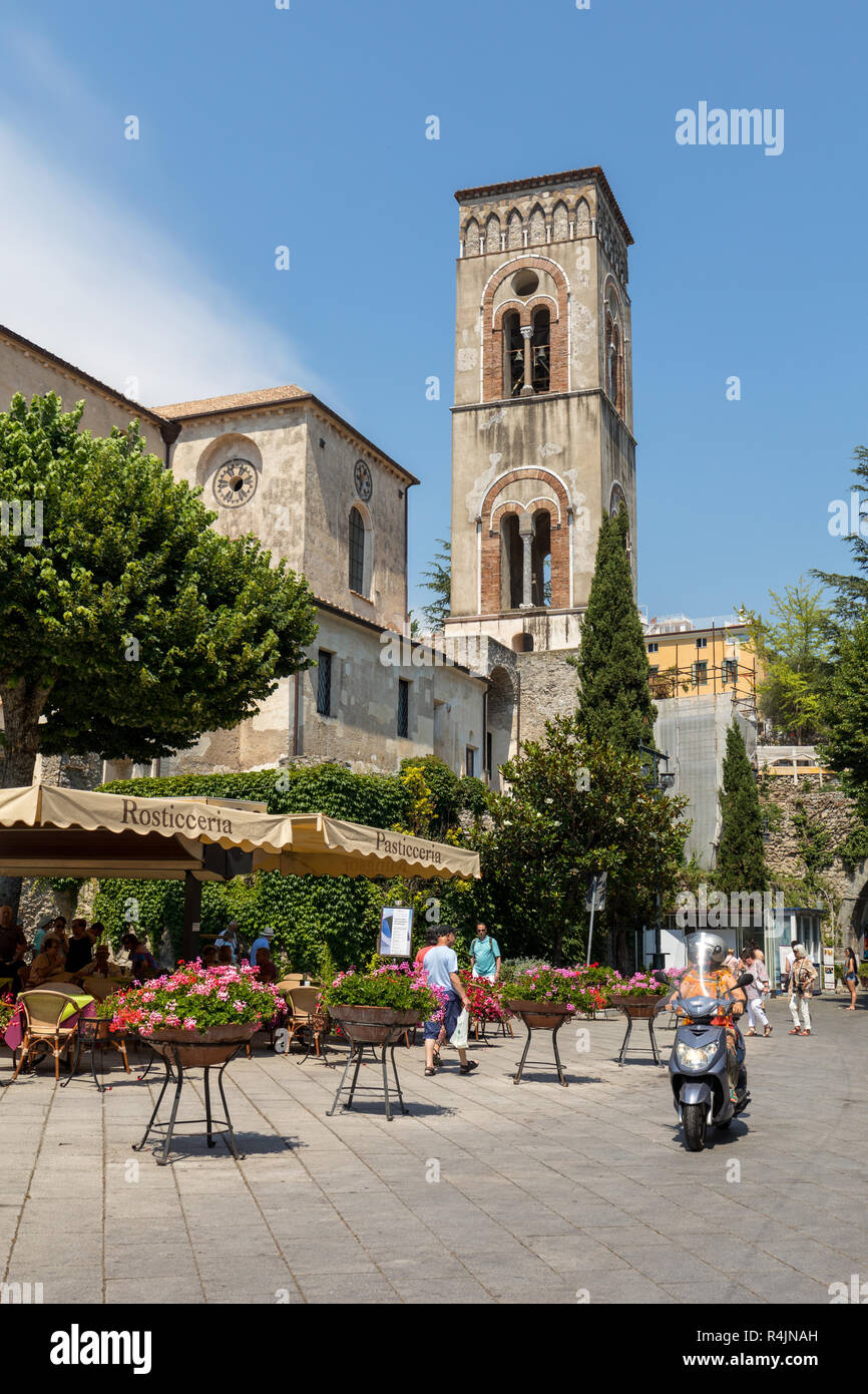 Ravello, Italie - 16 juin 2017 : La Piazza del Duomo et cathédrale de Santa Maria Assunta à Ravello , Campanie, Italie Banque D'Images