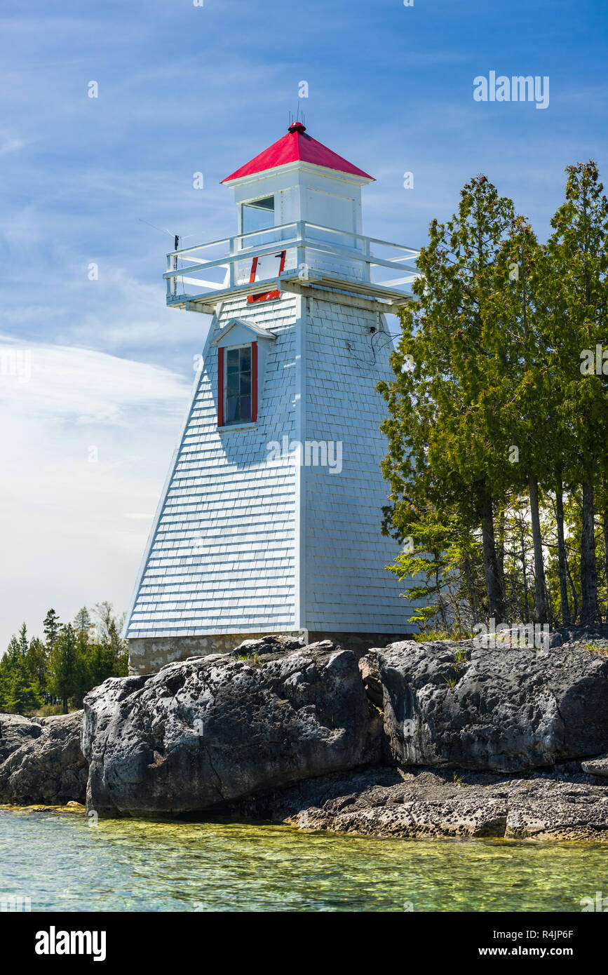 Plage de South Baymouth phare avant par le lac Huron, sur une journée de printemps ensoleillée, île Manitoulin, Ontario, Canada Banque D'Images
