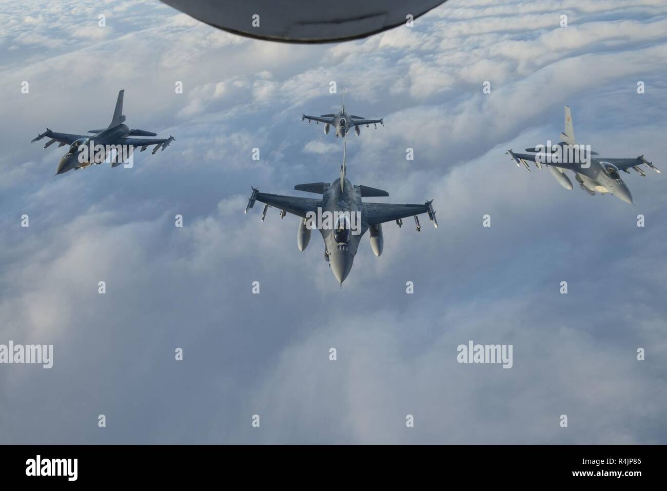 La Force aérienne belge quatre F-16 Fighting Falcon voler en formation derrière un KC-135 de l'US Air Force au cours de l'exercice Trident Stratotanker stade 18, dans l'espace aérien suédois, le 30 octobre 2018. L'exercice de l'OTAN comprend 31 pays et offre des occasions uniques de s'entraîner avec l'OTAN et de pays partenaires. Banque D'Images