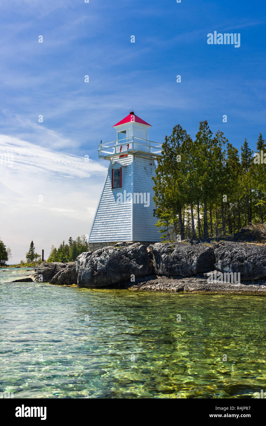 Plage de South Baymouth phare avant par le lac Huron, sur une journée de printemps ensoleillée, île Manitoulin, Ontario, Canada Banque D'Images