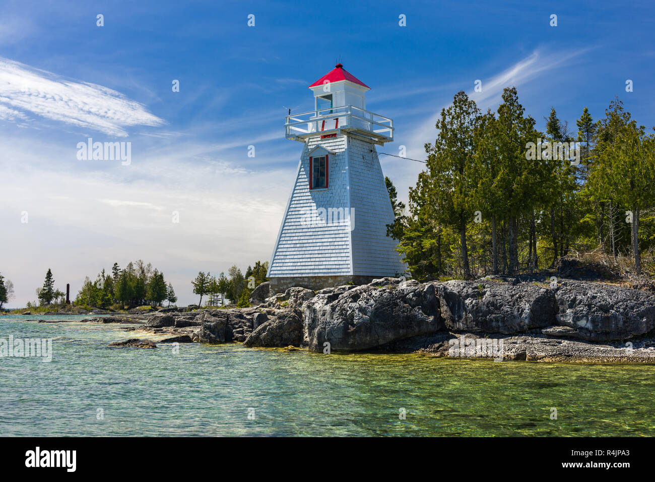 Plage de South Baymouth phare avant par le lac Huron, sur une journée de printemps ensoleillée, île Manitoulin, Ontario, Canada Banque D'Images