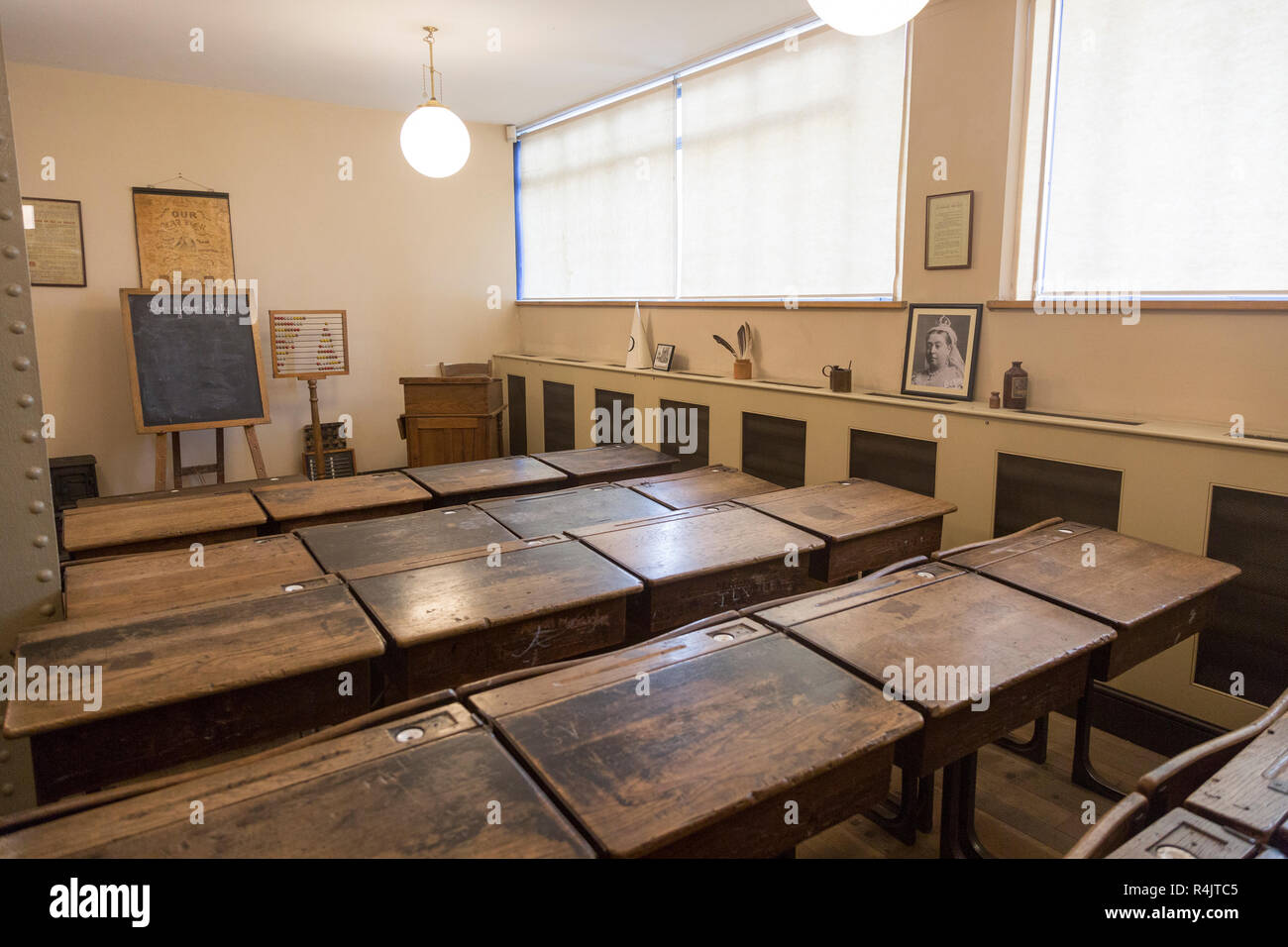 Un bureau en bois à l'école de classe de début des années 1900, musée de Radstock, Somerset, England, UK Banque D'Images