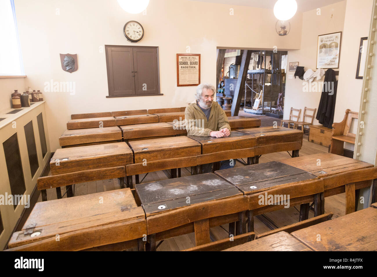Un bureau en bois à l'école de classe de début des années 1900, musée de Radstock, Somerset, England, UK Banque D'Images